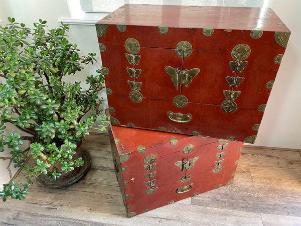 Paar späte Qing-chinesische Mitgift-Ehe-Messing-gebundene rote Lack-Kasten-Truhen 